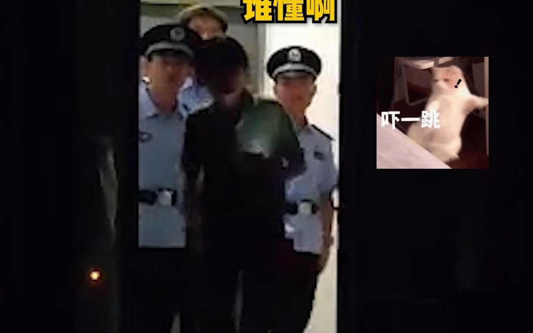 每个学校都有自己的显眼包！辅导员和教官来查寝，被同学们吓一跳，“准备下楼跑圈吧”。