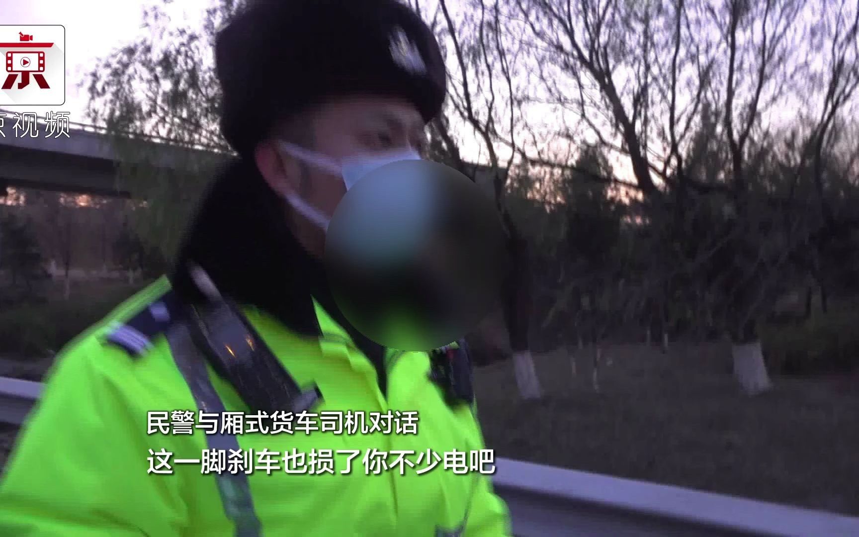 货车司机闯禁行，见到民警还急停！“没电了”？下一秒又“打脸”了