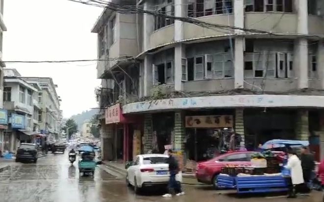 江西一男子砍伤一对父子后潜逃进山：在放学路上蹲守 用面包车撞倒后行凶