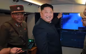 打了马赛克的“神秘武器” 金正恩凌晨指导发射