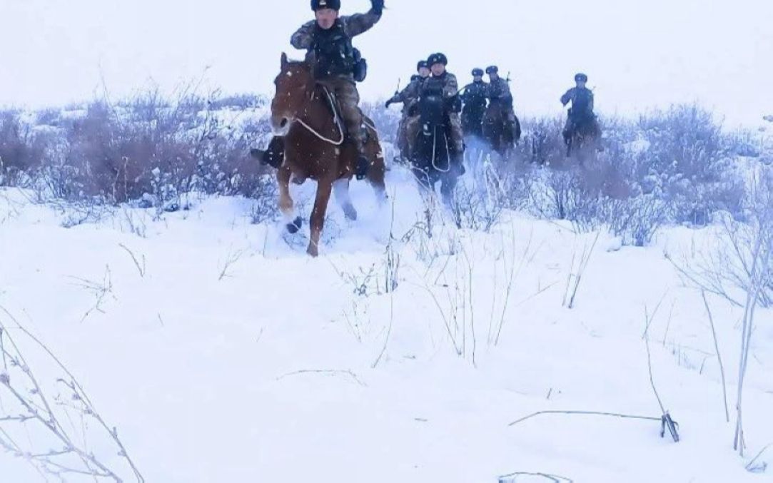 边防官兵雪中策马而来，是心动的感觉！