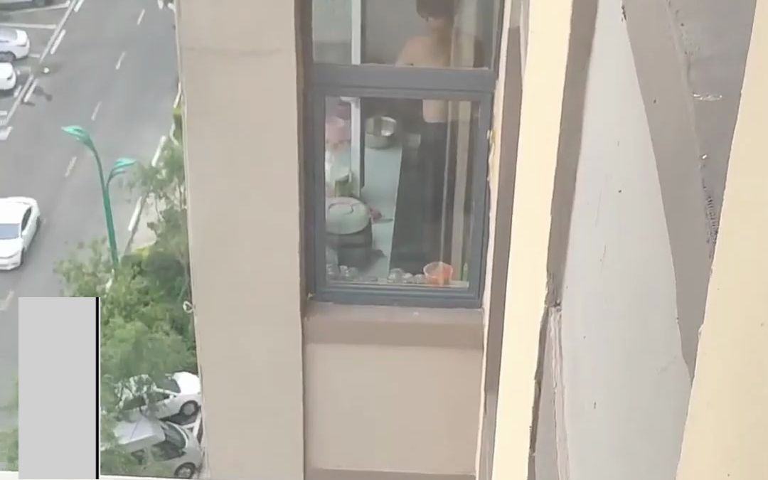 东北小伙拍视频“吐槽”：窗外望去都是大老爷们做饭；镜头一转......