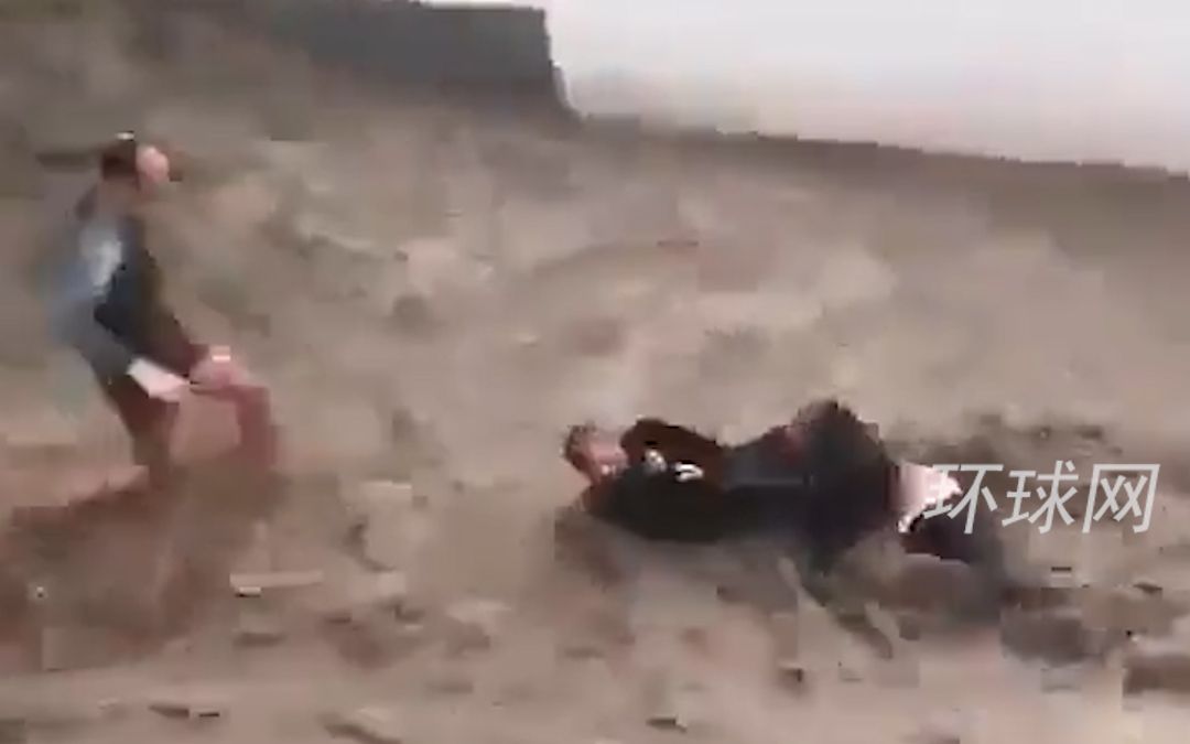 丈夫在洪水中不离不弃死死拽住妻子，好心邻居冲进去救人也险些被冲走