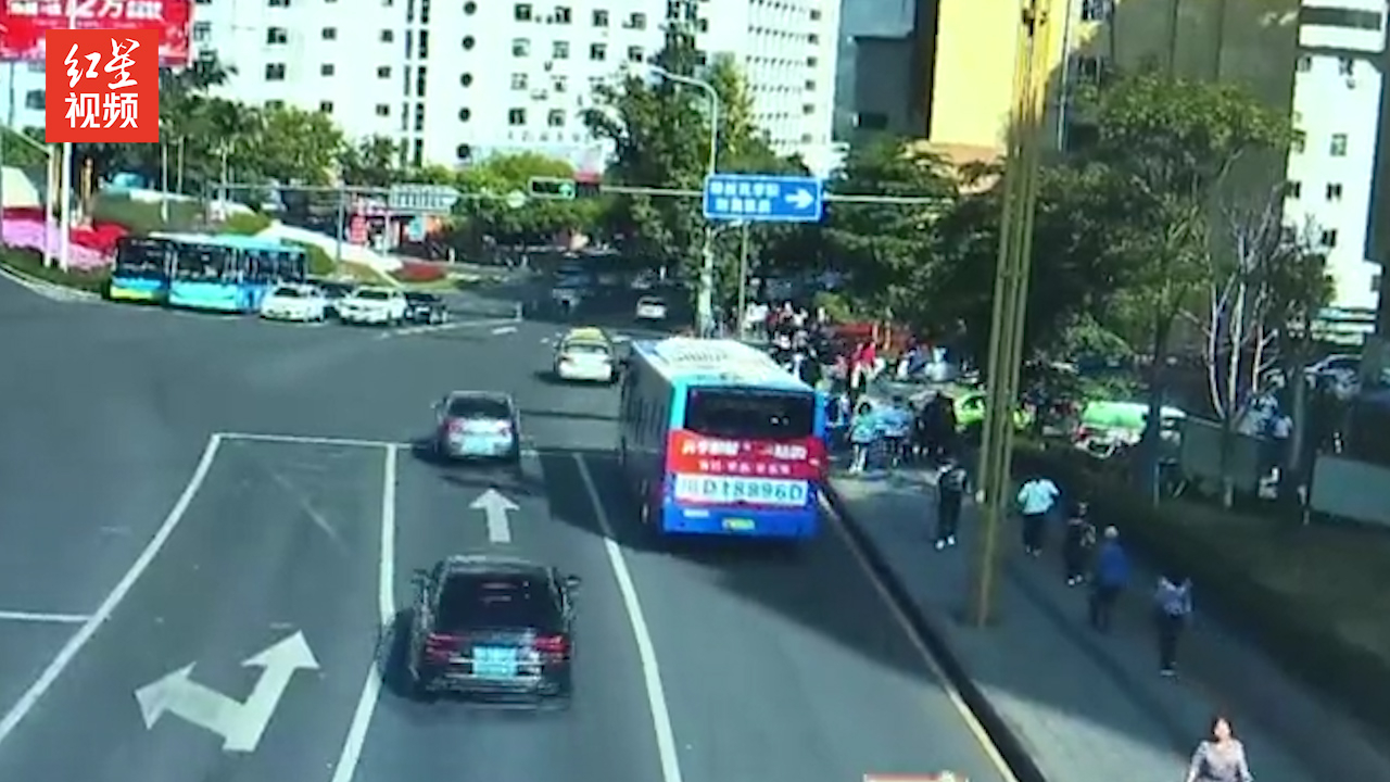 老年乘客突发疾病抽搐 公交车秒变“救护车”紧急送医