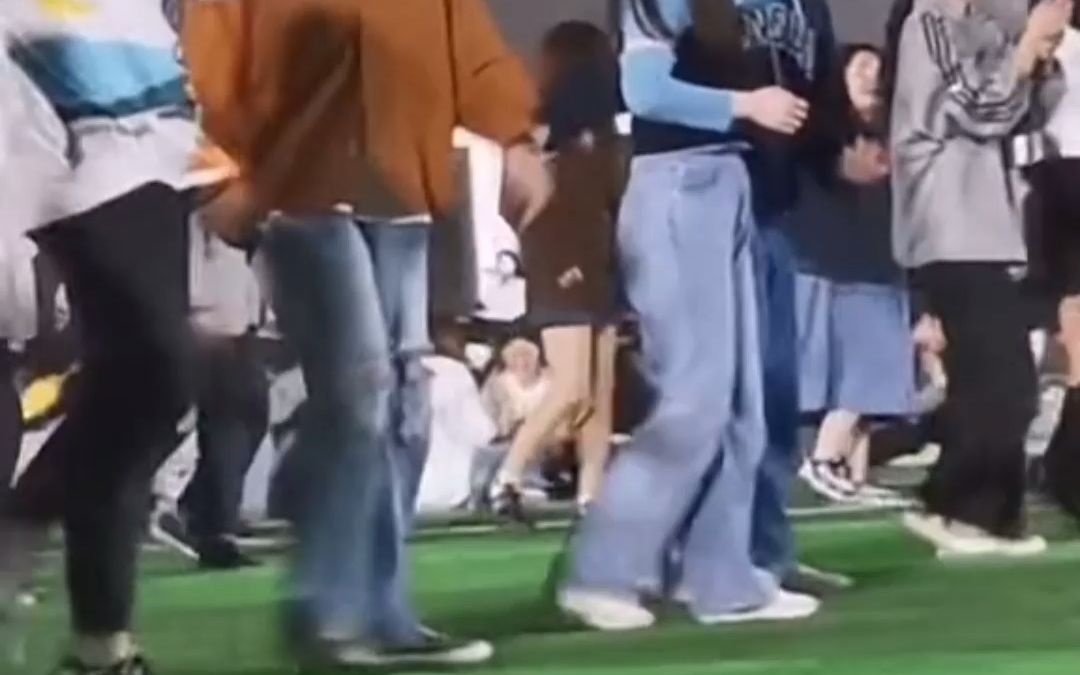 高校男生操场眺广场舞 走位风骚成全场焦点