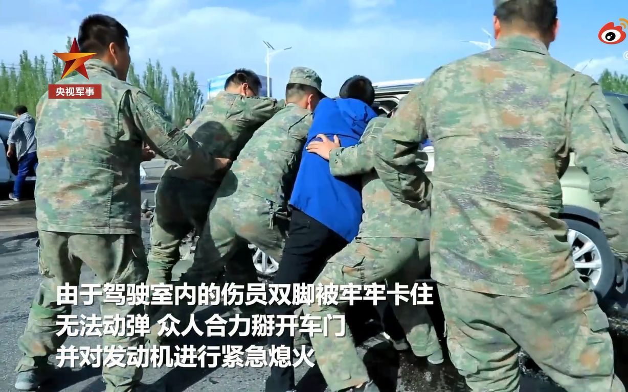 紧急火速救援!解放军突遇严重交通事故
