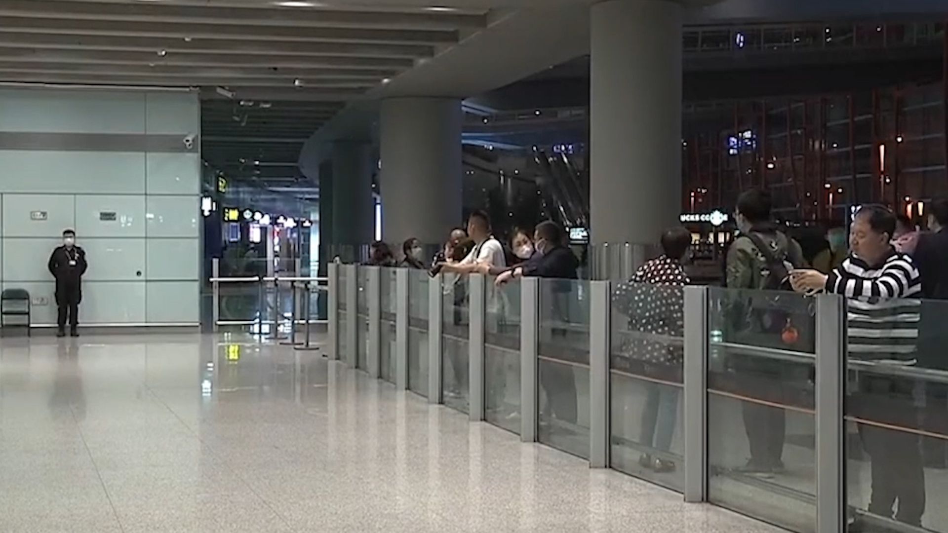 苏丹撤离的中国公民乘第二架临时航班抵京 亲友在机场外等候