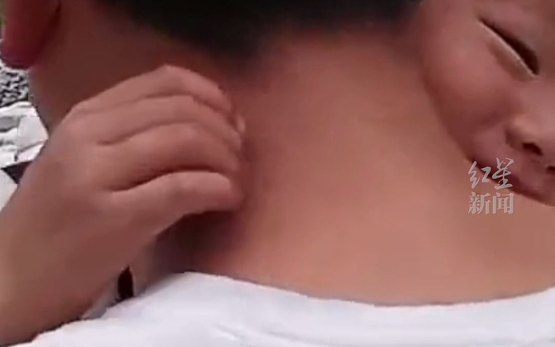男童地震失联获救后。连喊3声爸爸，场面让人泪目。