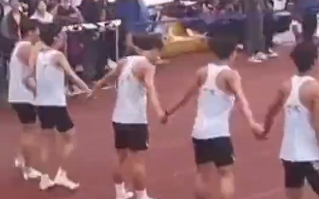 五名体育生最后一次参加校运会，终点线前突然停下，一起鞠躬向母校告别！