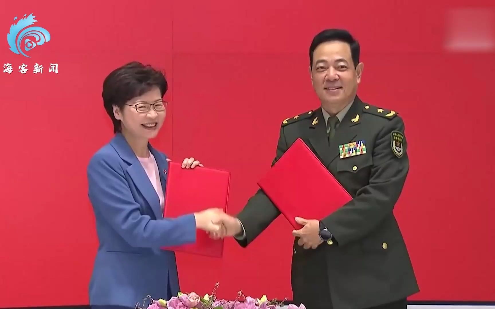 历史性一刻！香港中区码头移交驻香港部队，特首现场坚定表态