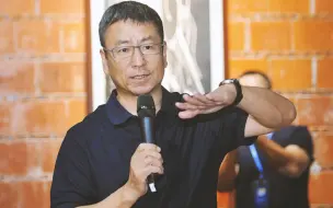 5000多人一起开会是什么感觉？白岩松用两个词形容这种“聚集”