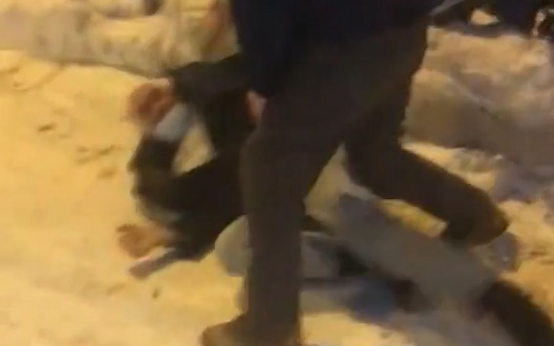 俄罗斯男子乘车不戴口罩，还骂其他人是“奴隶”，被撵下车一顿暴打