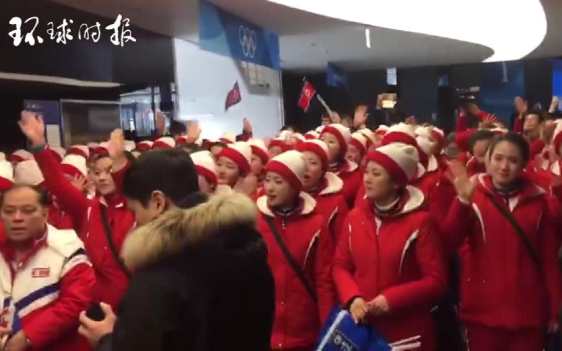 朝鲜啦啦队员与韩国观众合唱歌曲 有的队员感动落泪