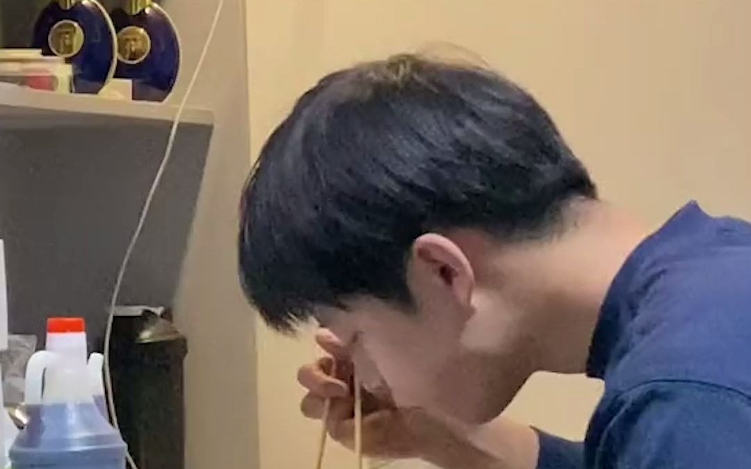 山西男孩吃饭时 直接拿着壶喝醋 四川室友看傻眼！