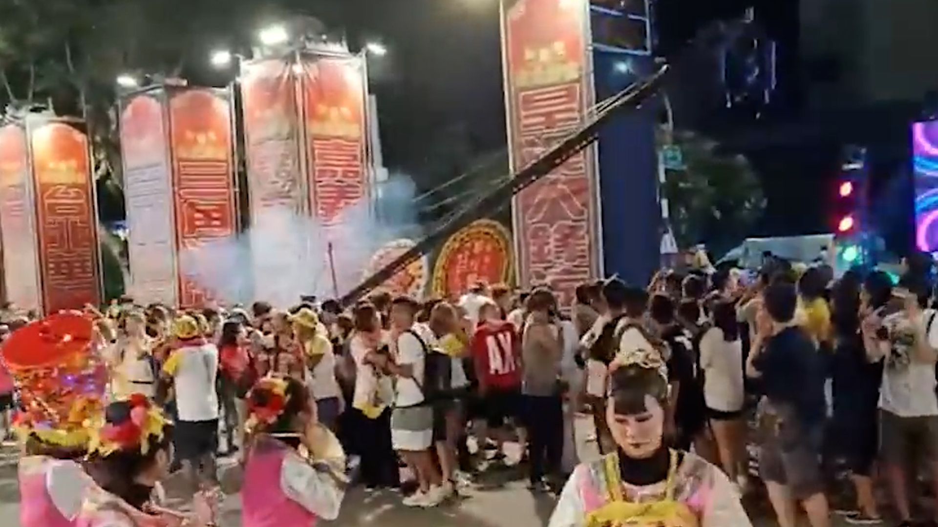 台湾嘉义市集活动突发爆炸致17伤 现场：人群后方爆出响声烟尘腾起