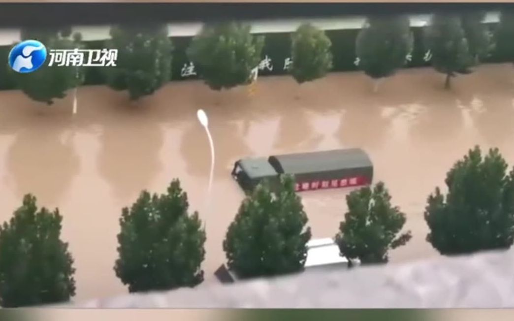 当看清标语上的字时，泪水真的忍不住了......