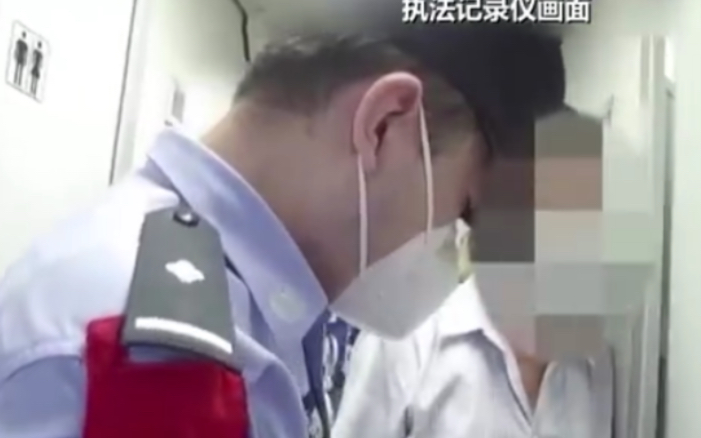 无语！男子吸烟致动车降速称不识字，乘警：图也看不懂？