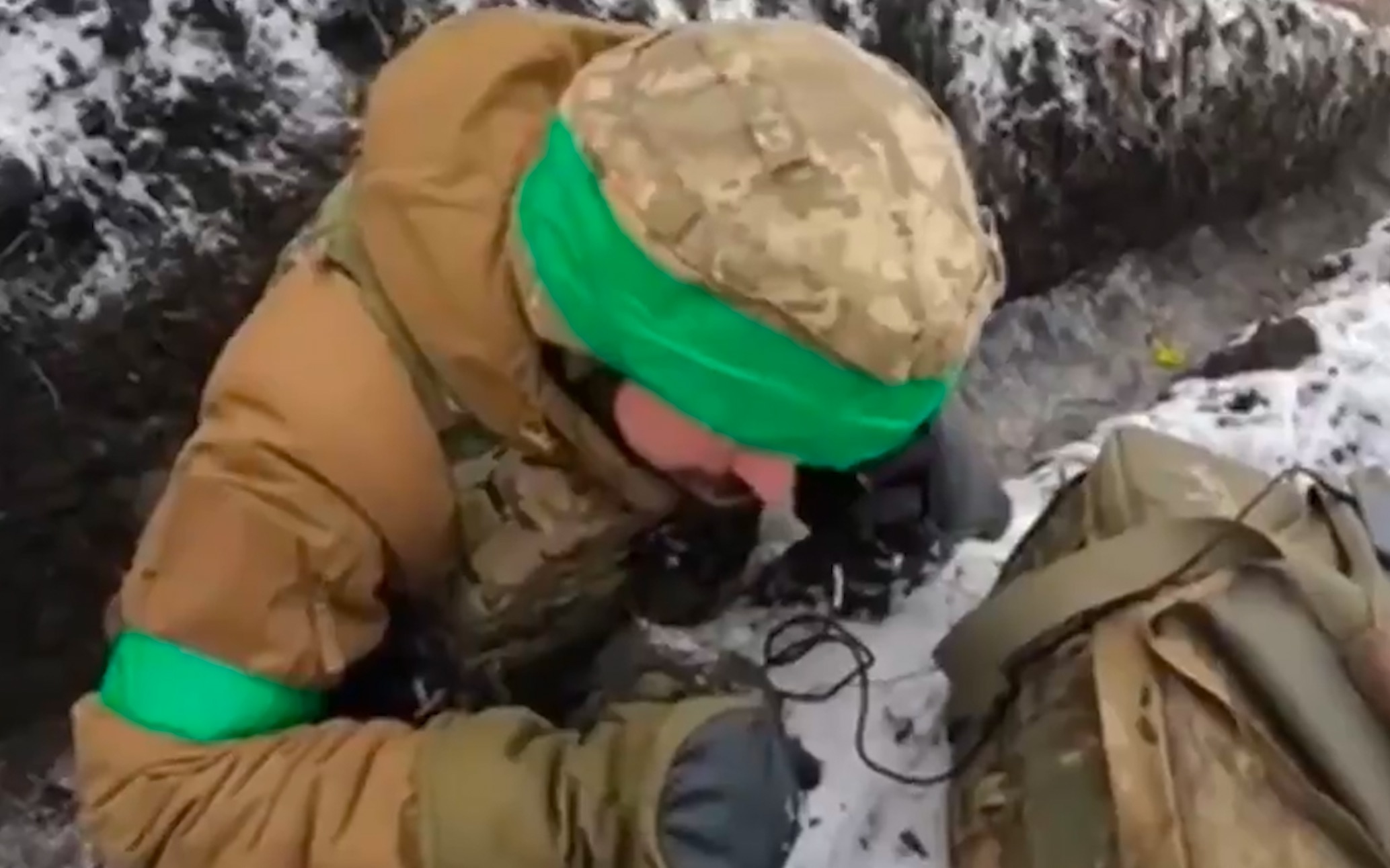 乌克兰征兵办电话打到了巴赫穆特前线，士兵接听后顿感无语破口怒骂