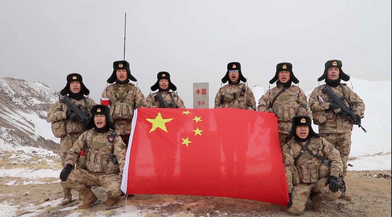 西陲第一哨：边防官兵春节期间顶风踏雪巡逻69号界碑