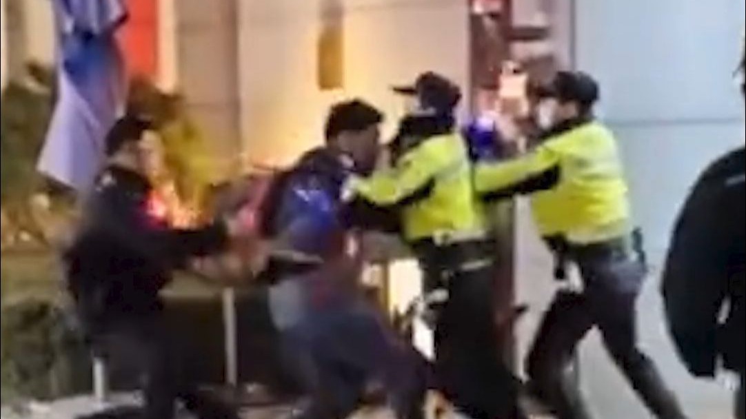 一男子企图闯入中国驻韩国大使馆，被韩国警方扑倒在地