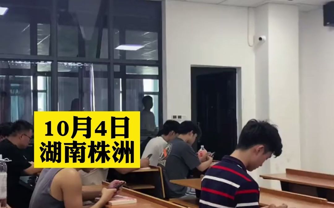 男学生穿着成熟去上课，瞬间气质“超级加辈”，同学灵魂发问:换“老师”了？