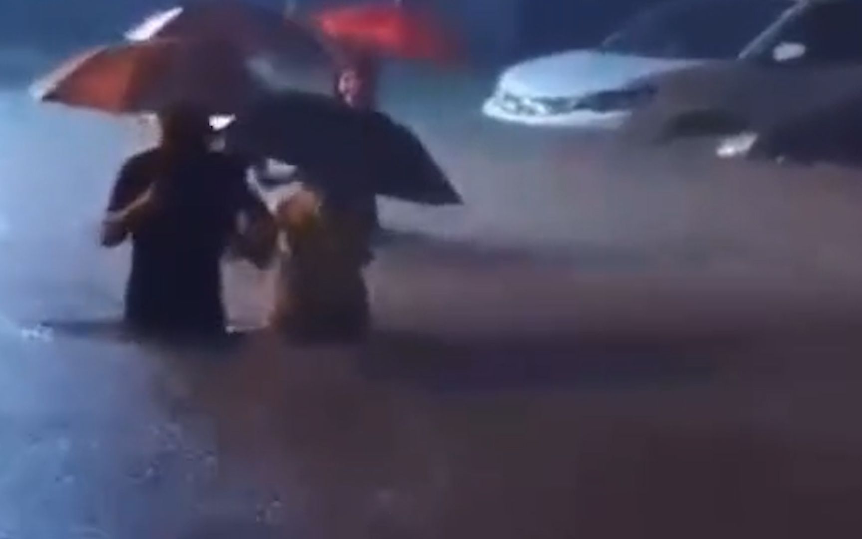 陕西勉县遭遇特大暴雨：街道水深齐腰、车辆被淹只露车顶