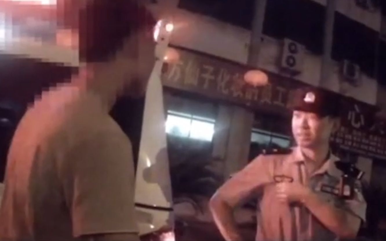 男子压力太大酒后拨打110：拘留我2天吧 民警暖心安慰送其去醒酒