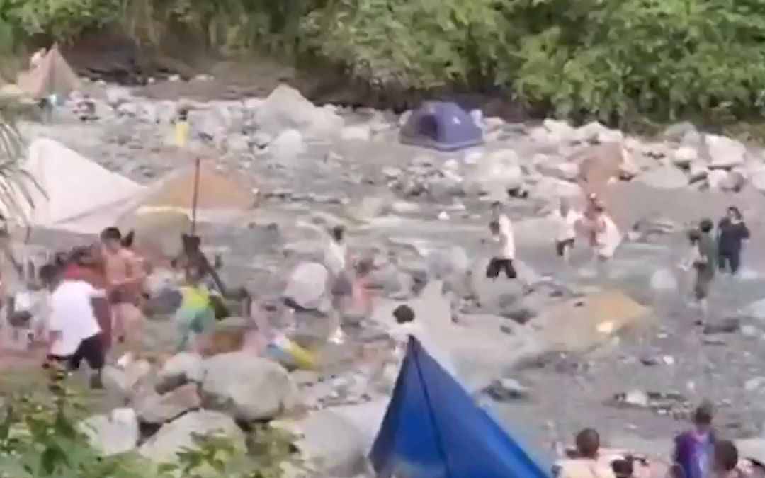 8月13日，四川彭州一河道突发山洪。网络视频显示，在河道纳凉的市民惊慌躲避，支起的帐篷被冲走，有人被困在河道中央。据悉多方救援力量已到达现场。