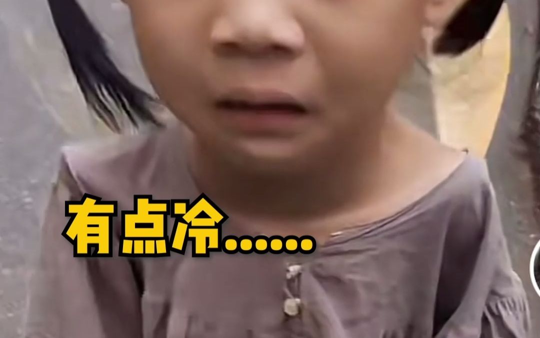 气温只有13℃，孩子非要穿裙子出门，妈妈一招制服