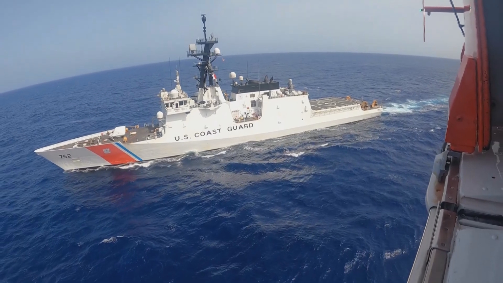 美“斯特拉顿”号炮舰过航台湾海峡 我海警舰艇全程警戒