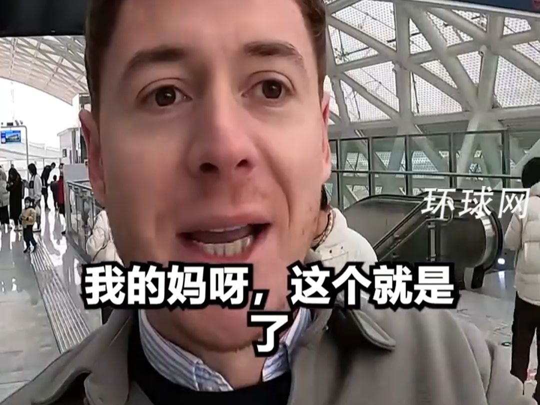 英国博主体验武汉悬挂式空轨：手机支付、刷脸进站太疯狂！西方国家纸币硬币搞得手忙脚乱，那种方式已经落后了