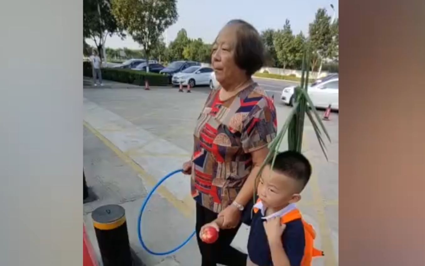 开学第一天！4岁萌娃背大葱上幼儿园寓意聪明伶俐 奶奶：甭带回去了 留幼儿园炒个菜