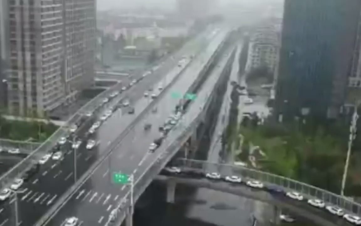 航拍新一轮暴雨后的郑州，高架桥成临时停车场