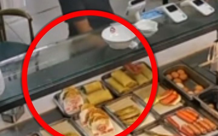 顾客用手乱摸食物，老板怒斥随后扔掉食材：“不可能卖给其他顾客”