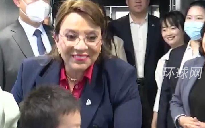 洪都拉斯总统抵达上海，开启首次中国访问，华春莹机场迎接