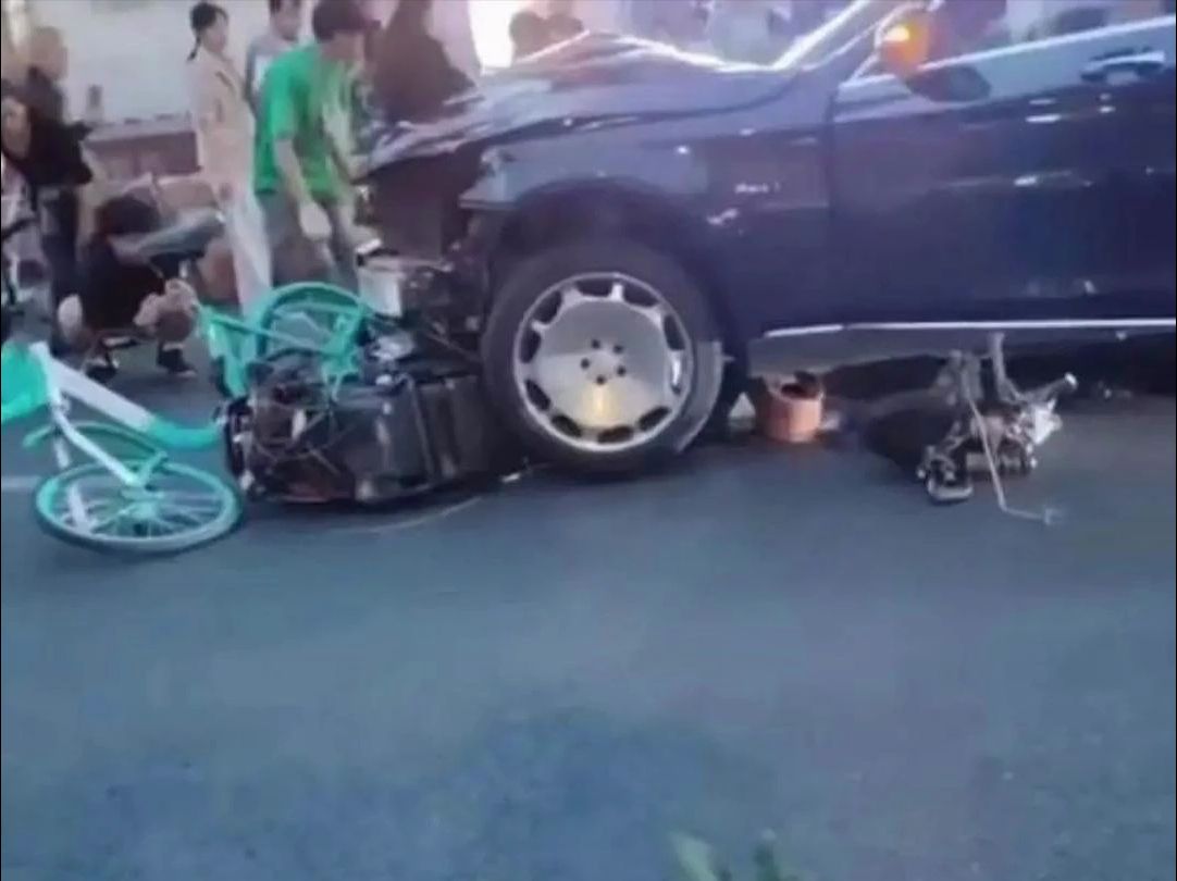 成都一辆迈巴赫撞倒多人，造成2人死亡，2人受伤，司机事发后动作怪异