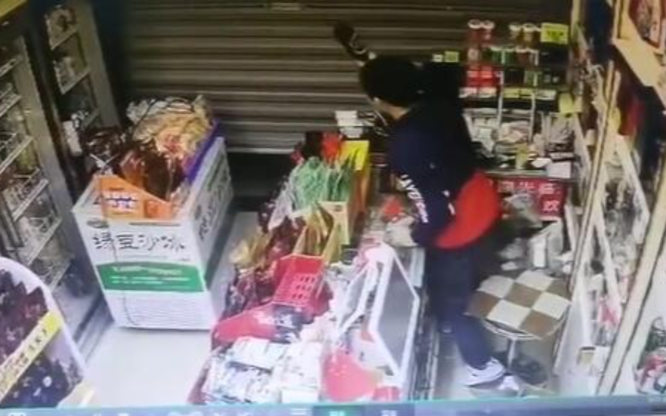 广东一士多店主下班前遇上小偷撬门，他选择拿起酒瓶守株待兔！