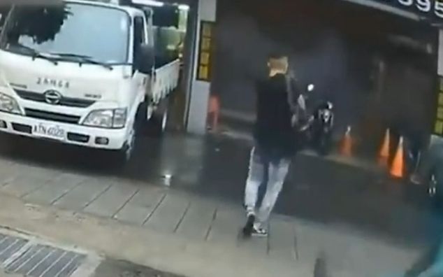 台湾17岁少年街头持冲锋枪狂扫，行人和骑车人无处可躲被迫围观