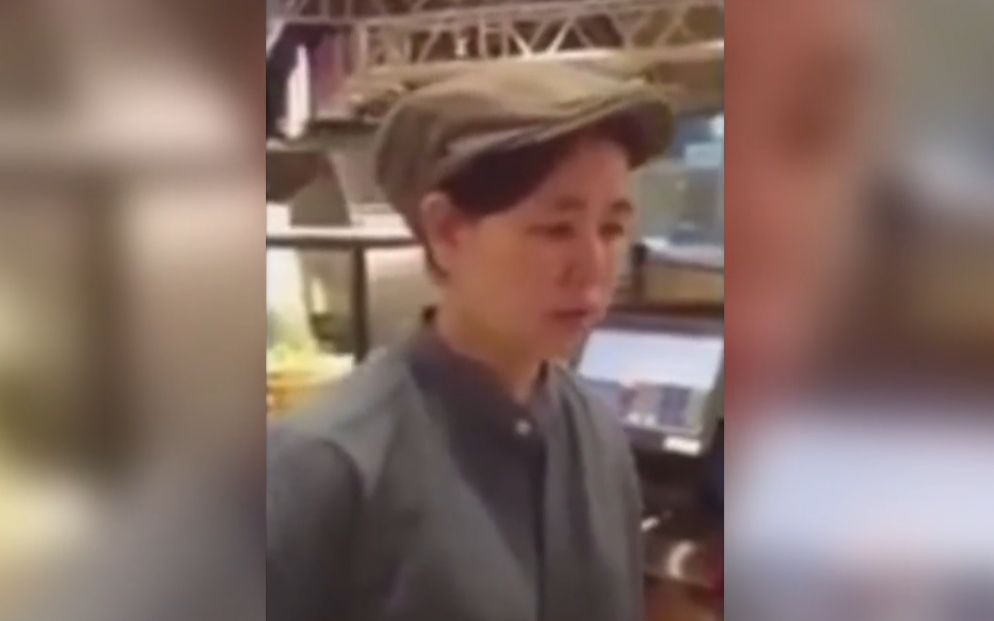 华人女服务员没说英语 遭新加坡人大骂：回中国去