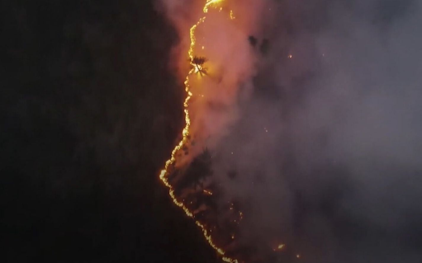 野火肆虐俄雅库特森林 夜空俯瞰仿佛蜿蜒火龙