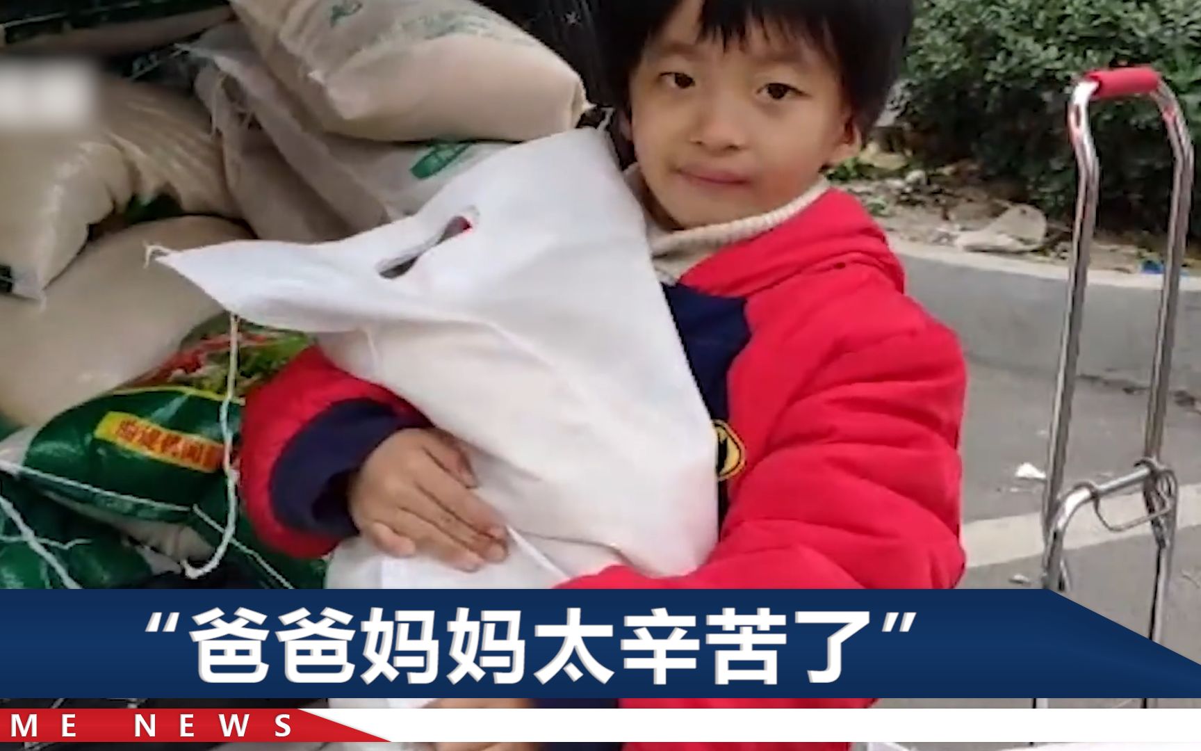济南7岁女孩帮残疾父母送大米，羞涩一笑有酒窝，1句话让人泪目