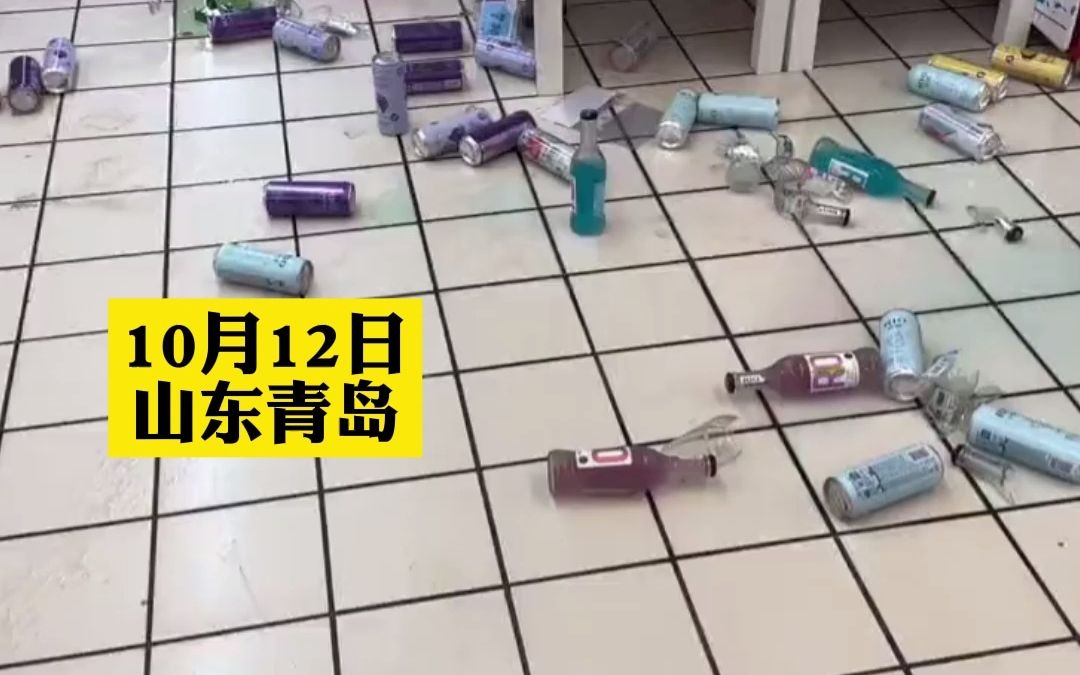 俩娃在超市玩耍不慎推翻货架，大量鸡尾酒重摔在地，父母的做法超赞