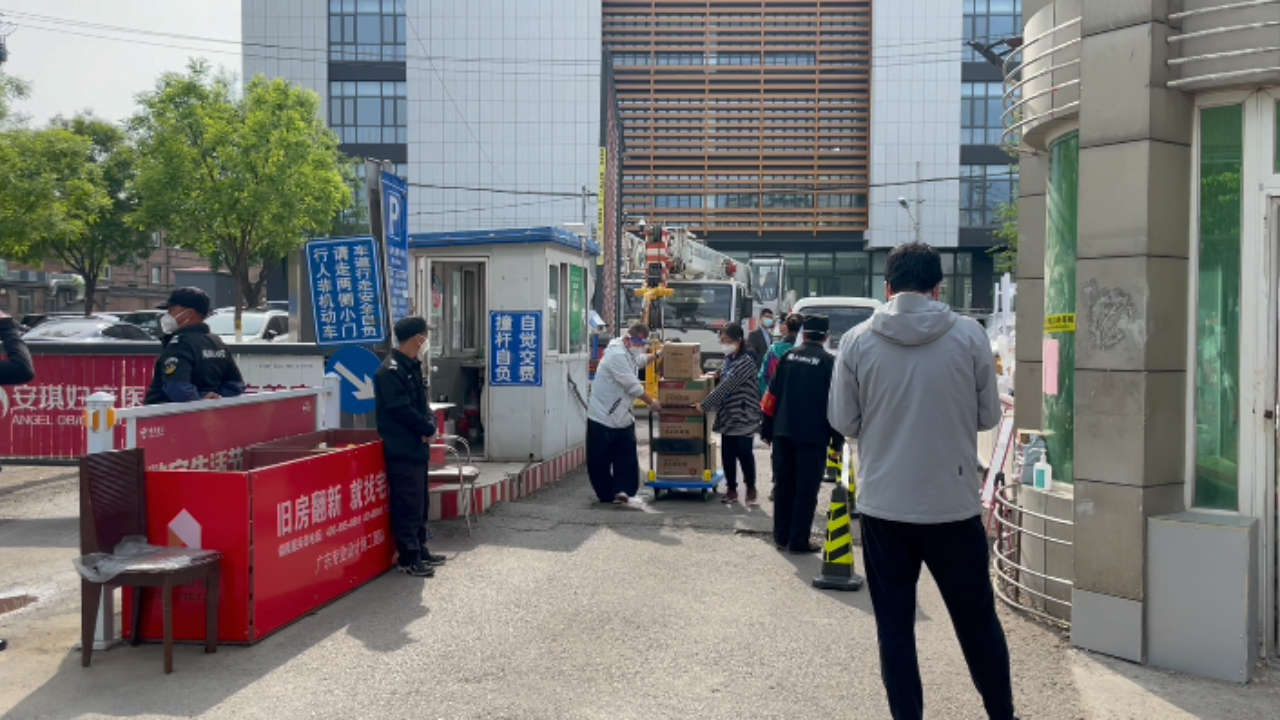 我家小区临时封控：菜站蔬菜很丰富，超市药店理发店正常营业