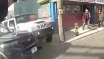美国一女子开悍马冲撞8辆警车