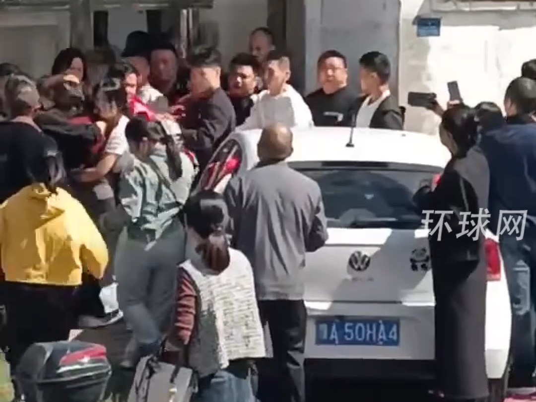 男子接亲疑被加要18万元彩礼，新娘家人直接趴车上不让走。警方回应：正在处理，新娘已被接走