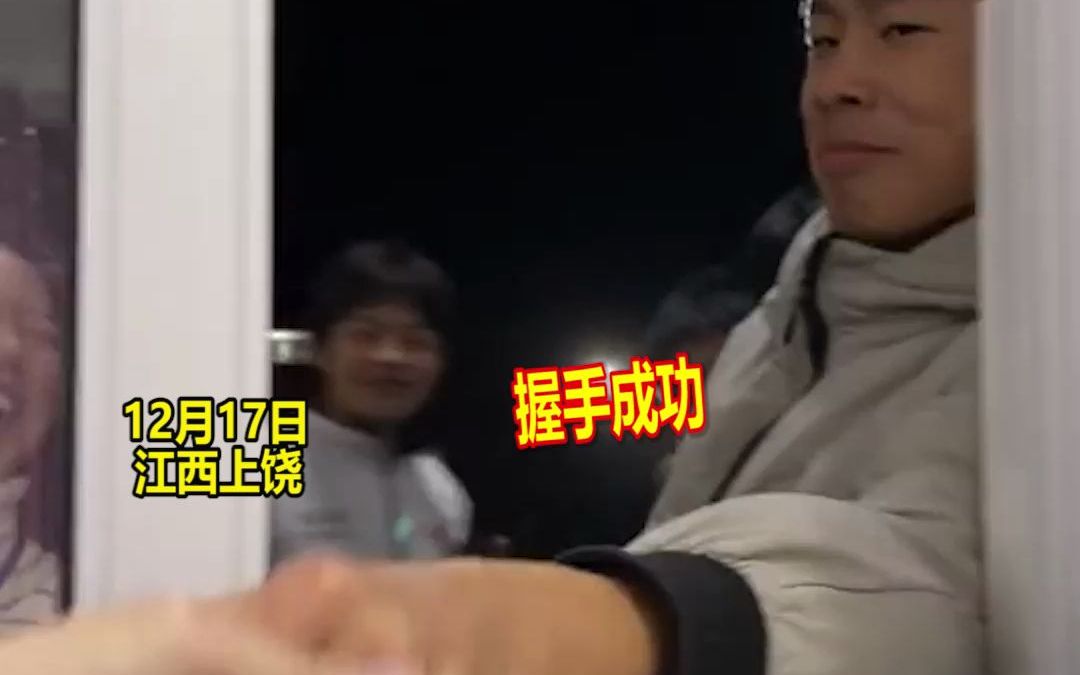班主任老公到校被多位学生“围观”抢着握手夸帅，网友：招人稀罕
