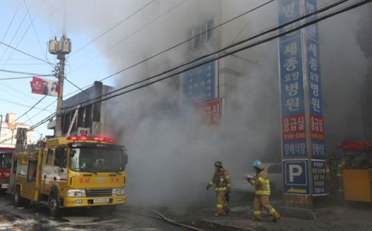 韩国密阳市一医院发生火灾 已造成31人死亡40多人受伤