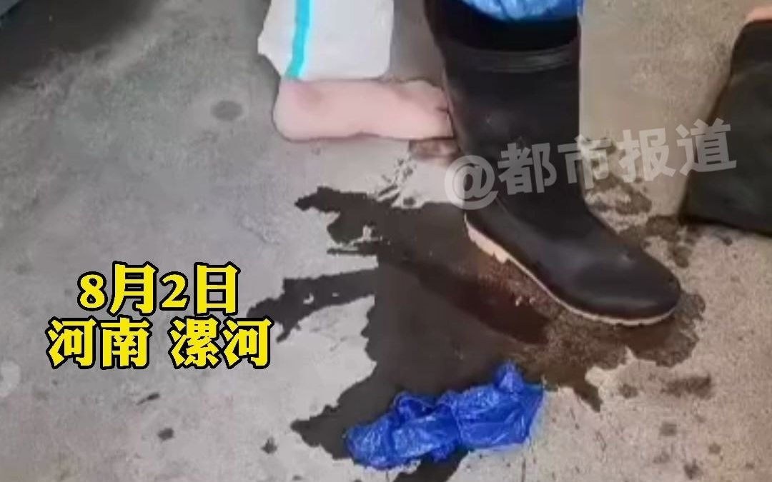 都市报道【高温天下的核酸检测，医护人员鞋子里的汗水一天倒好几回】