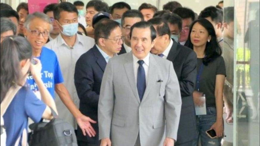 马英九陪同大陆师生团参访台大 台大前校长管中闵现身会场
