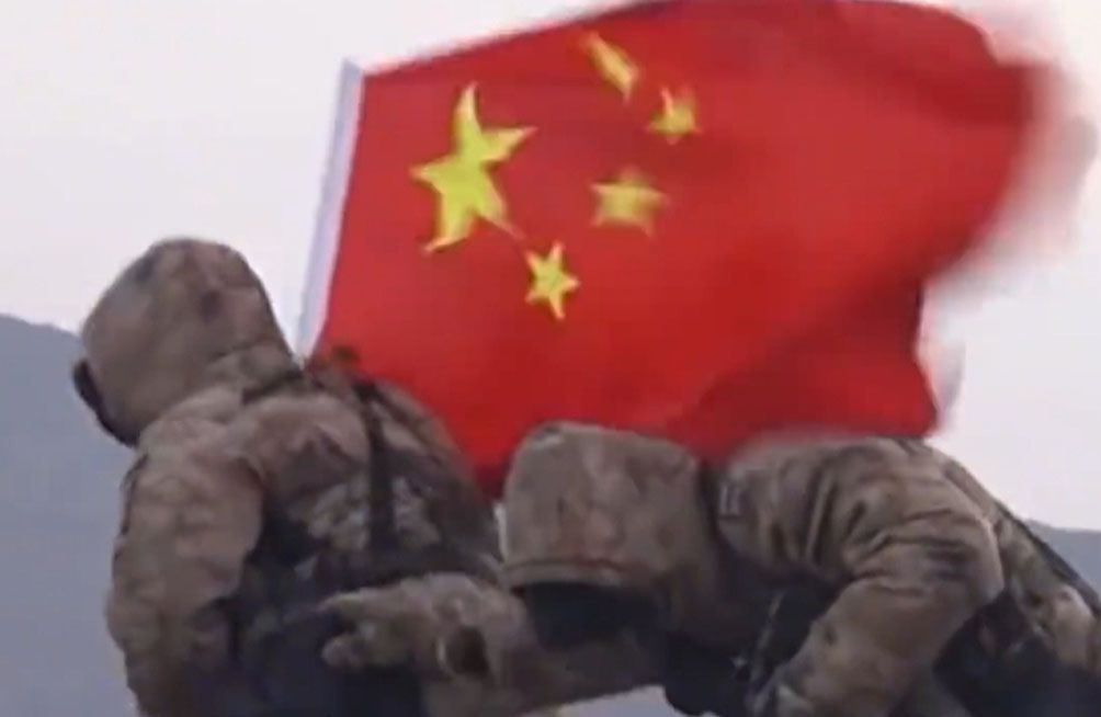能给我们带来平安的不是平安夜的苹果，也不是圣诞节的老人，而是我们千千万万的人民子弟兵！